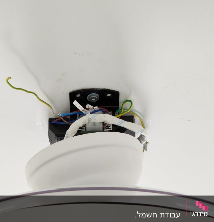 חוטי חשמל מחוברים לתקרה עם תושבת מתכת